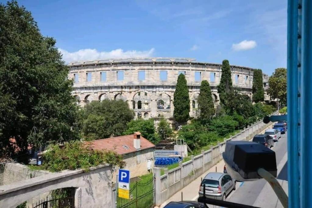 Colloseum View From The Apartment Pula Bagian luar foto